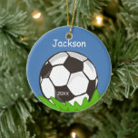 Adorno De Cerámica Guardia de la pelota de fútbol personalizada para<br><div class="desc">Este adorno de futbol hace de los niños un placer deportivo maravilloso para los Navidades. ¡Fácilmente personalizar con tu información! Haga clic en el botón "IT PERSONALIZAR" para cambiar el color de fondo,  el estilo de fuente,  el color,  el tamaño y la posición. Ilustracion de www.sanqunettidesign.com</div>