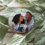 Adorno De Cerámica Guión de alegría | Foto<br><div class="desc">El elegante y sencillo ornamento navideño presenta una foto a cada lado con "alegría" colocada en letras blancas. Personalizado con el año o su apellido.</div>