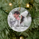 Adorno De Cerámica Guión de pincel moderno combina nuestra primera Na<br><div class="desc">Guión de pincel moderno Nuestro primer ornamento de fotografía de pareja de Navidad - redondo - Frente de foto y atrás</div>