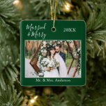 Adorno De Cerámica Guión elegante Casado y Verde Boda<br><div class="desc">Escritura moderna de caligrafía,  simple Minimalista,  casado y Boda Navidades de fotografía de cerezo Ornamento cerámico - Fondo verde forestal</div>