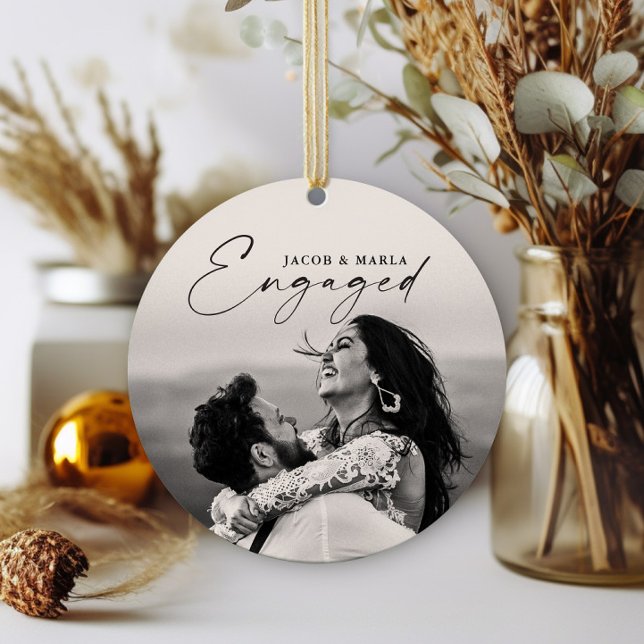 Adorno De Cerámica Guión moderno involucrado 2 compromiso de Bodas de (Elegant script engaged 2 photo wedding engagement christmas holiday ornament.)