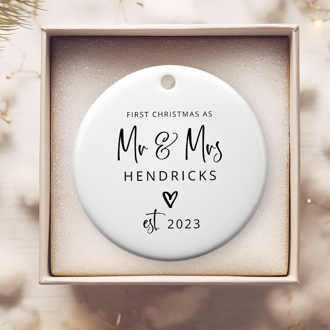 Adorno De Cerámica Guión moderno | Primera Navidad como Sr. y Sra. (A simple modern Christmas ornament with a heart and the newlywed's name - the perfect keepsake gift!)