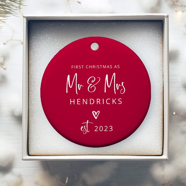 Adorno De Cerámica Guión moderno rojo | Primera Navidad Sr. y Sra. (This modern, red and white Christmas ornament is the perfect keepsake for the newlyweds)