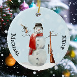 Adorno De Cerámica Gun Lover Shooter Snowman<br><div class="desc">Este diseño puede ser personalizado en el área proporcionada cambiando la foto y/o el texto. O puede personalizarse haciendo clic en Personalizar esta plantilla y, a continuación, eligiendo la opción de hacer clic en el personalizar y eliminando o cambiando el color del fondo, agregando texto, cambiando el color o estilo...</div>