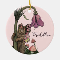 Hada de oso gris rosado lindo en bosque de bosques