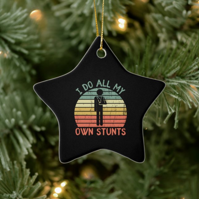 Adorno De Cerámica Hago todas mis propias hazañas graciosas de la man (Árbol)