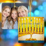 Adorno De Cerámica Hanukkah Foto Paz Amor Luz Amor Amarilla Menorah<br><div class="desc">"Paz, amor y luz". Un ilustracion fotográfico digital de primer plano de una menorah artística brillante, colorida, amarilla y dorada, y un guión caligráfico manuscrito, junto con tu nombre personalizado, te ayuda a inaugurar la festividad de Hanukkah con estilo. En la parte de atrás, tu foto personalizada. Siente el calor...</div>