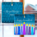 Adorno De Cerámica Hanukkah Menorah Candles Turquoise Keepsake Person<br><div class="desc">"Feliz Hanukkah". Un ilustracion juguetón, moderno y artístico de velas de patrón boho te ayuda a iniciar las vacaciones de Hanukkah con estilo. Las velas azules variadas con motivos de Relieve metalizado falsos coloridos superponen un gradiente turquesa al fondo texturado blanco. En la parte trasera, personalízate con tu nombre y...</div>