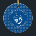 Adorno De Cerámica HANUKKAH SAMEACH | Dreidel | Chanukah<br><div class="desc">Stylish HANUKKAH SAMEACH Ornament with faux silver Star of David in a tiled pattern and a large white dreidel at the centre. The background color is Tekhelet Blue. The text reads HANUKKAH SAMEACH at the top and A GREAT MIRACLE HAPPENED at the bottom. Both are CUSTOMIZABLE if you wish to...</div>