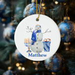 Adorno De Cerámica Hanukkah Snowman Blue Nombre personalizado Menorah<br><div class="desc">Este diseño fue creado a través del arte digital, se puede personalizar en el área que se proporciona o personalizar cambiando la foto o añadiendo tus propias palabras. Contáctame en colorflowcreations@gmail.com si quieres tener este diseño en otro producto. Compra mi pintura de acrílico abstracta original a la venta en www.etsy.com/shop/colorflowart....</div>