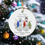 Adorno De Cerámica Hanukkah Snowman Navidad Nuestra Primera Chrismukk<br><div class="desc">Este diseño puede ser personalizado en el área proporcionada cambiando la foto y/o el texto. O puede personalizarse haciendo clic en Personalizar esta plantilla y, a continuación, eligiendo la opción de hacer clic en el personalizar y eliminando o cambiando el color del fondo, agregando texto, cambiando el color o estilo...</div>