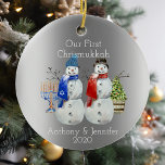 Adorno De Cerámica Hanukkah Snowman Navidades Nuestra Primera Chrismu<br><div class="desc">Este diseño fue creado a través del arte digital, se puede personalizar en el área que se proporciona o personalizar cambiando la foto o añadiendo tus propias palabras. Contáctame en colorflowcreations@gmail.com si quieres tener este diseño en otro producto. Compra mi pintura de acrílico abstracta original a la venta en www.etsy.com/shop/colorflowart....</div>