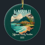 Adorno De Cerámica Hawaii Beach Family Vacation Vintage Retro Ornamen<br><div class="desc">Muestra la playa,  las palmeras y la costa verde y montañosa de la costa de Hawaii,  EE.UU. para recordar tu viaje familiar. El texto es personalizable.</div>