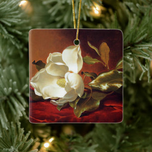 Adorno De Cerámica Heade - Una Magnolia sobre terciopelo rojo