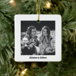 Adorno De Cerámica Hermanas simples Navidades de fotografía Minimalis<br><div class="desc">Celebra el vínculo de hermandad con este sencillo, moderno y minimalista adorno cerámico de Navidades de fotografía. Con un diseño limpio que resalta tu preciada foto, todo el texto es totalmente editable para crear un keepsake personalizado perfecto para la temporada de vacaciones. ¡Un regalo atemporal y atento para las hermanas!...</div>