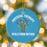 Adorno De Cerámica Hermosa cita Inspiradora de terapia física<br><div class="desc">La Terapia Física Se Curará Desde Dentro. Un lindo regalo fisioterapeuta con un hermoso árbol con hojas de arcoiris y manos de ayuda como extremidades de árbol que los elevan. Motivacional y hermoso regalo para un PT.</div>