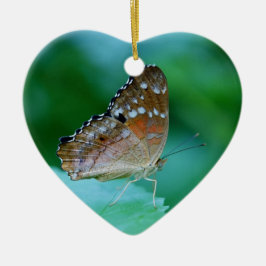 Adorno De Cerámica Hermosa mariposa Danaus Plexippus en hoja.