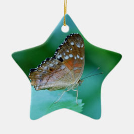 Adorno De Cerámica Hermosa mariposa Danaus Plexippus en hojas.