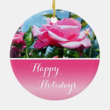 Hermosa rosa rosa en cielo azul. Felices fiestas