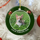 Adorno De Cerámica Hermoso Mascota Personalizado foto Navidades Keeps<br><div class="desc">Este hermoso ornamento fotográfico mascota personalizado incluye una fotografía de su perro o gato y texto personalizado debajo. Añade tu propia foto de perro para un lindo obsequio. Decorada con pulverizadores florales de bonito a ambos lados del cuadro. Las Navidades elegantes completan el cuadro. Bonita frontera verde para las vacaciones....</div>