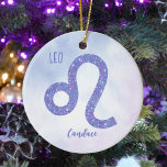 Adorno De Cerámica Hermoso Rótulo Astrología Leo Personalizado Púrpur<br><div class="desc">Este adorno navideño Leo de bonito,  morado y lavanda personalizado,  presenta su signo astrológico del Zodiac en un brillo hermoso como las constelaciones. Personalizar este lindo regalo con tu nombre en bello guión cursivo para alguien con un cumpleaños de finales de julio o principios de agosto.</div>