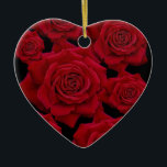 Adorno De Cerámica Hermoso y elegante patrón de flor rosa rojo<br><div class="desc">Sorprendente arte fotográfico que consiste en profundas y vívidas flores de rosa rojo dispuestas juntas para formar un elegante patrón contra un fondo negro clásico. El regalo romántico perfecto para su ser querido,  especialmente en San Valentín.</div>