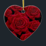 Adorno De Cerámica Hermoso y elegante patrón de flor rosa rojo<br><div class="desc">Sorprendente arte fotográfico que consiste en profundas y vívidas flores de rosa rojo dispuestas juntas para formar un elegante patrón contra un fondo negro clásico. El regalo romántico perfecto para su ser querido,  especialmente en San Valentín.</div>