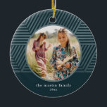 Adorno De Cerámica Hermosos Navidades fotográficos de patrones geomét<br><div class="desc">Este hermoso adorno de vacaciones azules de invierno cuenta con una foto central circular enmarcada, nombre y año en una simple tipografía blanca. Este adorno de moda presenta un diseño geométrico falso de rayas azules metálicas y un fondo azul oscuro. Vea esta colección festiva de temporada para opciones de color...</div>
