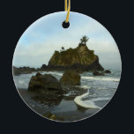 Adorno De Cerámica Hidden Beach II en el Parque Nacional Redwood<br><div class="desc">El Parque Nacional Redwood es obviamente conocido por sus bosques de secuoyas costeras, pero también hay muchos senderos que salen de los bosques hasta playas vírgenes y vírgenes. Aquí está "Hidden Beach", una de las muchas que se encuentran en el sendero costero. Esta foto también aparece en el papel panorámico...</div>