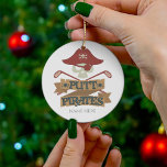 Adorno De Cerámica Hobby Personalizado de Golf de Putt Pirates<br><div class="desc">Entra en el personaje y usa este diseño de temática pirata para jugar golf para divertirse. Tiene un diseño gráfico perfecto para los aficionados piratas a los que les encanta divertirse en el campo de golf. Añadir un nombre haciendo clic en el botón "Personalizar"</div>
