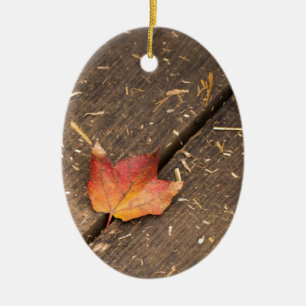 Adorno De Cerámica Hoja de arce única en otoño