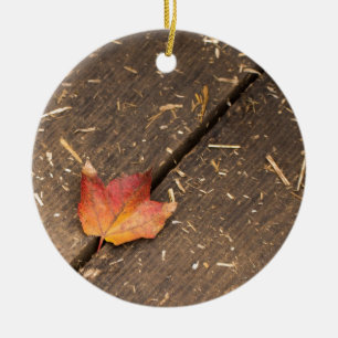Adorno De Cerámica Hoja de arce única en otoño