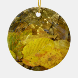 Adorno De Cerámica Hojas de abedul amarillo en arroyo