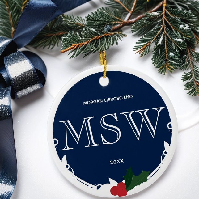 Adorno De Cerámica Holly Berry Blue White MSW nombre de graduación añ (Get this MSW graduation ornament for the holidays.)