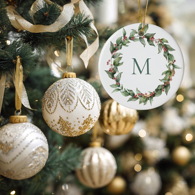 Adorno De Cerámica Holly Red Berry Monogrammed Wreath Navidades (Holly Wheat Monogrammed Christmas Ornament)