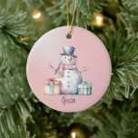 Adorno De Cerámica Hombre de nieve rosa con paquetes<br><div class="desc">El diseño,  en tonos rosas,  es tranquilo y apacible. El año está incluido en el diseño.</div>