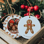 Adorno De Cerámica Hombre de pan de jengibre - Navidades de Punto de<br><div class="desc">Celebra las vacaciones con este adorable hombre de pan de jengibre azul Polka Navidades de Punto Foto Ornamento cerámico. Con un bonito diseño de pan de jengibre con una foto de personalizable en la parte trasera, este adorno es perfecto para añadir un toque de encanto festivo a tu árbol. Personalízalo...</div>