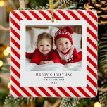 Adorno De Cerámica "Huelga roja con foto Feliz Navidad y nombre<br><div class="desc">"Celebra la temporada con esta franja roja con foto Feliz Navidad y nombra un adorno personalizado. Con un diseño clásico de rayas rojas, su foto personalizado y su nombre personalizado, este adorno le aporta un toque único y sincero a su decoración de vacaciones. Perfecto para colgar en tu árbol de...</div>