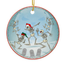 Huesos navidades en un patio de nieve iluminado po