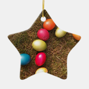 Adorno De Cerámica Huevos pintados de colores en el jardín, huevo de 