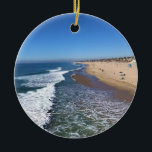 Adorno De Cerámica Huntington Beach, California<br><div class="desc">Una hermosa vista del océano desde el muelle Huntington Beach en Huntington Beach, California. Frente al norte, se puede ver a muchos surfistas esperando para tomar su próxima ola y a mucha gente disfrutando de la playa. Huntington Beach se llama Surf City USA por una razón! Foto tomada en noviembre...</div>