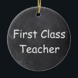 Adorno De Cerámica Idea de regalo de diseño de tablero de Chalkboard<br><div class="desc">Teacher de primera clase Chalkboard Design Gift Idea Árbol de Navidad Ornamento Cerámico</div>