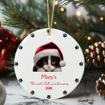 Adorno De Cerámica Impresión personalizada de papel Santa Hat Cat de<br><div class="desc">Aprecie a su amigo felino con nuestro ornamento cerámico de cerámica de la pata de gato Cute Tuxedo personalizado. Este adorno de personalizado tiene un adorable diseño de papel de gato de esmoquin, lo que lo convierte en un conservador perfecto para los amantes del gato. Está diseñado con cuidado y...</div>