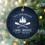 Adorno De Cerámica Impresión Rustic Lake House Boat Oars Trees Blue W<br><div class="desc">Un hermoso adorno de cerámica de temática rústica, con su nombre familiar y "Lake House" u otro texto deseado, junto con su fecha y ubicación establecidas. Este diseño personalizado y único presenta una silueta blanca de remos cruzados y pinos sobre una huella de tablas de madera de colores azules. Una...</div>