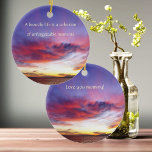 Adorno De Cerámica Impresionante puesta de sol sobre el mar, personal<br><div class="desc">Este ornamento cerámico cuenta con una impresionante puesta de sol junto al mar. Maravilloso cielo nublado en lavanda, rosa, amarillo. Hermosa cita: "Una vida hermosa es una colección de momentos inolvidables". ¡Hermosa idea de regalo para cualquier mujer! También un maravilloso regalo del día de la madre. ¡Personalizable! Foto original de...</div>
