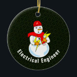 Adorno De Cerámica Ingeniero eléctrico Snowman<br><div class="desc">El texto editable de ingeniero eléctrico con un muñeco de nieve sosteniendo los relámpagos es un diseño humorístico de ingeniería eléctrica para ingenieros en cumpleaños,  graduaciones y vacaciones.</div>