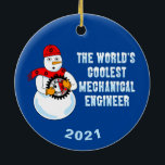 Adorno De Cerámica Ingeniero Mecánico más Coolest Ornament cerámico<br><div class="desc">El mejor texto de ingeniero mecánico del mundo con un muñeco de nieve sosteniendo un equipo y llevando un gorra y una bufanda con engranajes es un diseño de ingeniería humorística para los cumpleaños y las vacaciones de invierno. Se puede cambiar la fecha.</div>