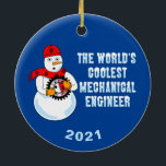 Adorno De Cerámica Ingeniero Mecánico más Coolest Ornament cerámico<br><div class="desc">El mejor texto de ingeniero mecánico del mundo con un muñeco de nieve sosteniendo un equipo y llevando un gorra y una bufanda con engranajes es un diseño de ingeniería humorística para los cumpleaños y las vacaciones de invierno. Se puede cambiar la fecha.</div>