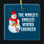 Adorno De Cerámica Ingeniero Minero más Coolest Snowman<br><div class="desc">Un muñeco de nieve sosteniendo una pala con una bufanda y una gorra con el texto más genial del ingeniero minero del mundo es un diseño de regalo gracioso para estudiantes universitarios e ingenieros profesionales.</div>
