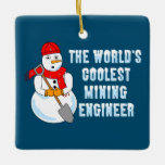 Adorno De Cerámica Ingeniero Minero más Coolest Snowman<br><div class="desc">Un muñeco de nieve sosteniendo una pala con una bufanda y una gorra con el texto más genial del ingeniero minero del mundo es un diseño de regalo gracioso para estudiantes universitarios e ingenieros profesionales.</div>